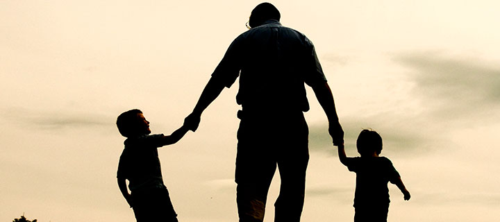 Ο πατέρας μπορεί να προλάβει το «πρόωρο» κάπνισμα των παιδιών