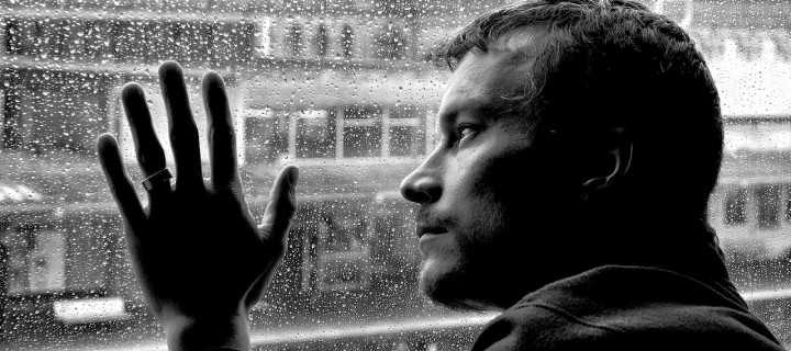 Οι θλιμμένοι άνθρωποι τα βλέπουν όλα γύρω τους…γκρίζα