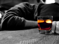 Πιο επικίνδυνο το αλκοόλ από τα ναρκωτικά
