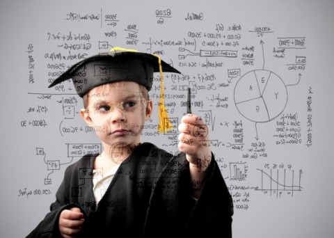 Κρετίνος; Είσαι και φαίνεσαι!